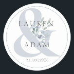 Rustikale Dusty Blue Ampersand & Blumenhochzeit Runder Aufkleber<br><div class="desc">Einfache rustikale Hochzeitsaufkleber mit überdimensionalem Ampersand mit hübschen staubblauen Blumenelementen. Passen Sie Ihre Namen und Ihr Hochzeitstermin an.</div>
