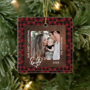 Rustikale Farmhouse-Leder- und Karo-Weihnachtsfami Keramikornament
