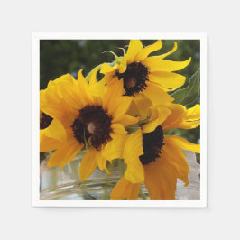 Rustikale, frisch gelbe Sonnenblumen in einem Maso Serviette