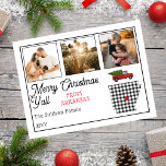 Rustikale frohe Weihnachten aus Arkansas Foto Urla<br><div class="desc">Rustikales "Frohe Weihnachten"-Staat-Design mit einer Kontur aus Staat überzogen mit einem schwarz-weißen Büffel-Karo-Muster und einem Vintag aussehenden roten LKW, der einen Urlaubskulptur holt. Editable Bildunterschrift lautet "Frohe Weihnachten - alles aus Arkansas". Fügen Sie einfach Ihre drei Fotos, Ihren Familiennamen und das Jahr hinzu und Sie sind alle Set. Composite Design...</div>