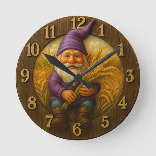 Rustikale Gnomen-Ernte mit goldenen Weizenakzenten Runde Wanduhr (Vorderseite)