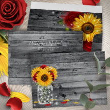 Rustikale Grauholz Sonnenblumen und Rote Rose Hoch