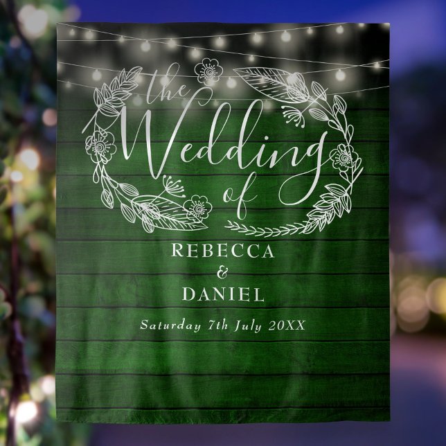 Rustikale grüne Holzsäulenleuchten - Hintergrund f Wandteppich (Rustic Green Wood String Lights Wedding Backdrop)
