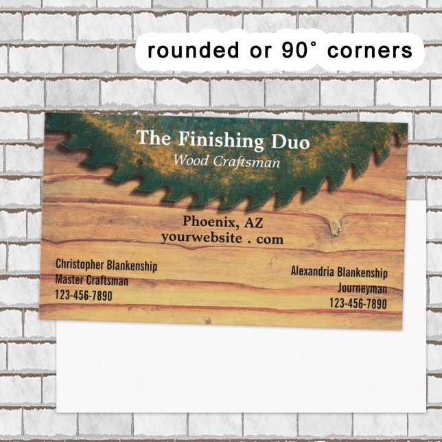 Rustikale, grüne Kreissäge mit zwei Holzbezeichnun Visitenkarte (This business card design offers dual names along the bottom corners. )