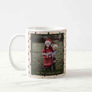 Rustikale grüne Weihnachtsbäume mit individuellem  Kaffeetasse