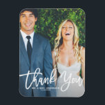 Rustikale Handschrift Foto Hochzeit Danke Magnet<br><div class="desc">Feiern Sie Ihre Liebe und zeigen Sie Dankbarkeit mit unserem personalisierbaren Foto Hochzeit danke Ihnen Magnet! Dieser einzigartige Sake ist perfekt, um Ihre Lieben an Ihren besonderen Tag zu erinnern und gleichzeitig Ihren herzlichen Dank in einer denkwürdigen Weise auszudrücken. Es zeichnet sich durch weiße rustikale Kalligraphie aus. Personalisieren Sie es,...</div>