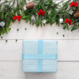 Rustikale, hellblaue und weiße Schneeflocken Geschenkpapier