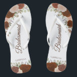 Rustikale Herbstflora Hochzeitsfeier Flip Flops<br><div class="desc">Diese eleganten Hochzeitskippen sind eine großartige Möglichkeit, um Ihren Brautmädchen zu danken und sie zu erkennen und ihnen nach einem langen Tag eine Erholung zu geben. Die rustikale Herbstblumenkonstruktion mit handgemalten Aquarellfarben-Rose in Rost- und Korallenpfirsichtönen, die extravagant gebrannt sind, sowie farbige Schriftzeichen. Der Text liest Bridesmaid mit ihrem Namen unten....</div>