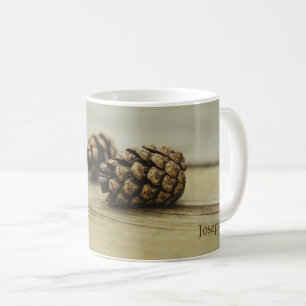 Rustikale Herbstkiefernzapfen Naturfoto mit indivi Kaffeetasse