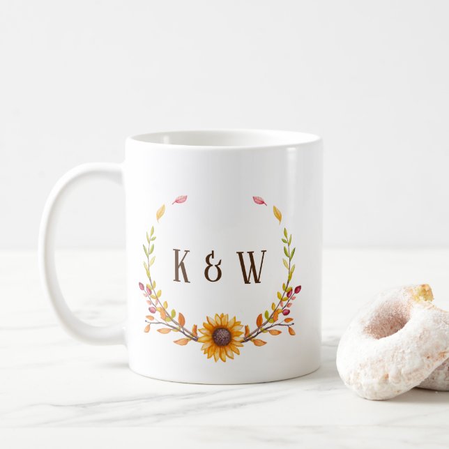 Rustikale Herbstsonnenblume Duo Monogramm Kaffeetasse (Mit Donut)