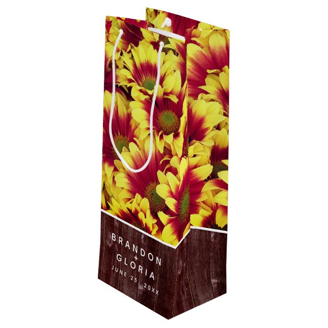Rustikale Herbstsonnenblumen auf Zaunhochzeit Geschenktüte Für Weinflaschen (Rückseite Schrägansicht)