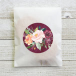 Rustikale Hochzeit in Burgund und Blush Fall Runder Aufkleber<br><div class="desc">Ein dekorativer Hochzeitsaufkleber mit rustikalem Sommer- und Herbstblumenstrauß mit Aquarellbäumen und wunderschönen Rose,  Dahlien,  Blume und Grünpflanzen in einer herrlichen Herbstpalette aus Bordeaux,  Gelb,  Pfirsichorange,  Rosa und Grüntönen. Enthält eine kräftige bordeauxrote Hintergrundfarbe mit einem texturierten Aussehen.</div>