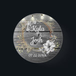 Rustikale Hochzeit in Stringbeleuchtung Button<br><div class="desc">This stylish party favor wedding button is a grey rustic wood backdrop is a chic floral wreath where you can customize it and above that is a string of lights creating farmhouse romantic elegance. Part of the Stylish Trendy Wedding Ohrts Collection</div>