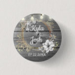 Rustikale Hochzeit in Stringbeleuchtung Button<br><div class="desc">This stylish party favor wedding button is a grey rustic wood backdrop is a chic floral wreath where you can customize it and above that is a string of lights creating farmhouse romantic elegance. Part of the Stylish Trendy Wedding Ohrts Collection</div>