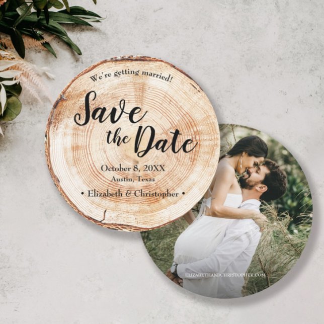 Rustikale Hochzeit Speichern Sie das Datum Foto Ho Einladung (Best selling rustic wood cut slice round wedding save the date photo cards.)