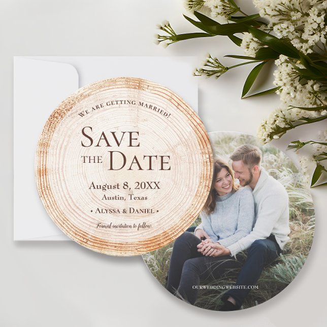 Rustikale Hochzeit Speichern Sie das Datum Foto Ho Einladung (Rustic wedding save the date custom photo with wood grain tree bark cut slice design. )