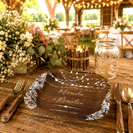 Rustikale Holz-Hochzeit mit Lichterketten und Spit Pappteller