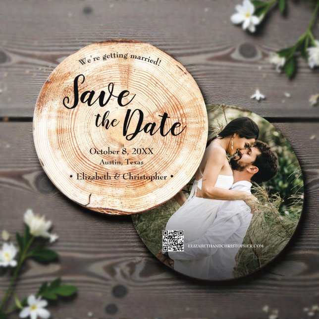 Rustikale Holz-Hochzeit Speichern Sie das Datum Fo Einladung (Rustic wedding wood photo save the date with QR code wedding website.)