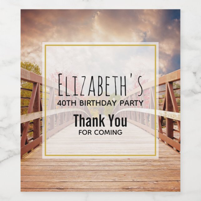 Rustikale Holzbrücke im Land Geburtstag Weinetikett (Einzelnes Label)