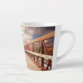 Rustikale Holzbrücke im Land Milchtasse