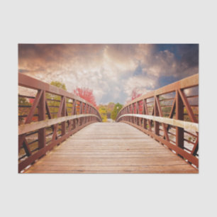 Rustikale Holzbrücke im Land Seidenpapier