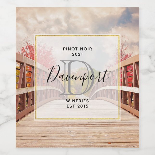 Rustikale Holzbrücke im Land Weinkultur und Erde Weinetikett (Einzelnes Label)