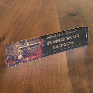 Rustikale hölzerne Tür mit antikem Namensplakette