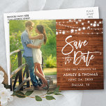 Rustikale Holzleuchten Pinselschrift Save the Date Postkarte<br><div class="desc">Modernes Pinselskript,  rustikales Holz,  String Lights Save the Date Verlobung Couple Foto Postcard</div>