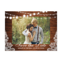 Rustikale Holzleuchten stehen Save the Date hinter