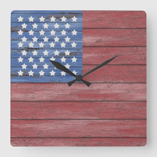 Rustikale Holzmauer Amerikanische Flagge Patriotis Quadratische Wanduhr (Vorderseite)