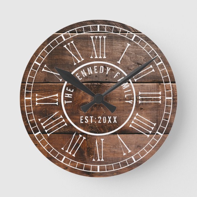 Rustikale Holzpalette Weiße römische Ziegelfamilie Runde Wanduhr (Vorderseite)