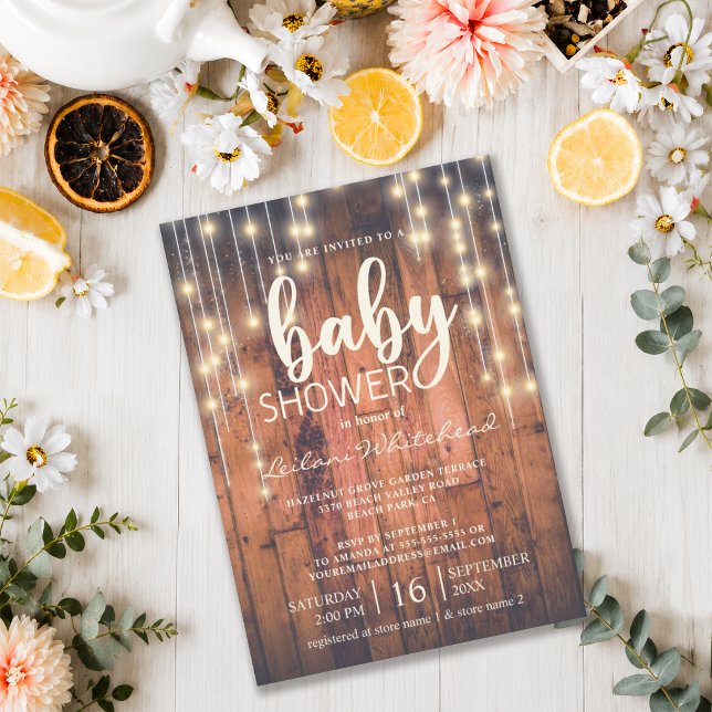 Rustikale Holzsäulenleuchte Kinderdusche Einladung (Gather your family and friends with this rustic wood string lights baby shower invitation.)