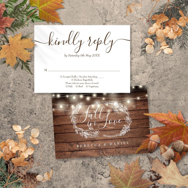 Rustikale Holzsäulenleuchten fallen in Liebe RSVP Karte (Rustic Wood String Lights Fall In Love RSVP Card)