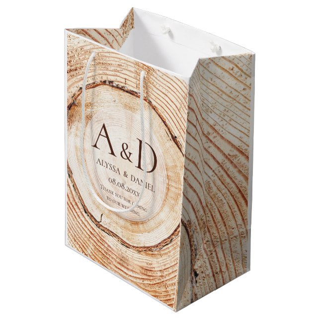 Rustikale Holzscheibe mit Monogramm Hochzeitsgesch Mittlere Geschenktüte (Rückseite Schrägansicht)