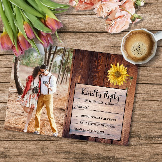 Rustikale Holzsonnenblume Foto UAWG Wedding Einladung (Rustic barn wood sunflower RSVP wedding invitation. You can add your own photo.)