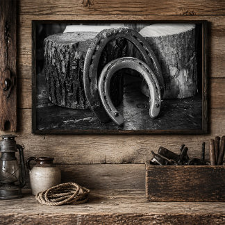 Rustikale Hufeisen auf Holzstämmen Schwarz und Wei Poster