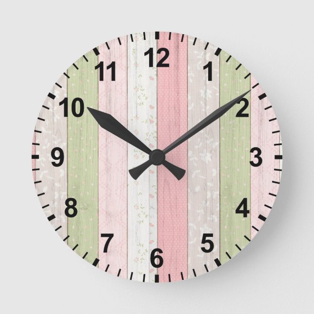 Rustikale Hütte Grün und Rosa Blumenholz Chic Runde Wanduhr (Vorderseite)