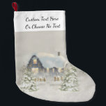 Rustikale Hütte Winterschneewald Großer Weihnachtsstrumpf<br><div class="desc">Hier finden Sie Ihren eigenen Text ganz oben und unten eine hübsche Waldschneeszene. Dieses skurrile Design zeigt eine rustikale Hütte oder ein Haus, in einem schneebedeckten Wald, umgeben von Bäumen. Das Haus ist dunkelblau-grau mit goldgelben Lichtern, die in den Fenstern leuchten, und Schnee auf dem Dach. Ein Holzzaun, der aus...</div>