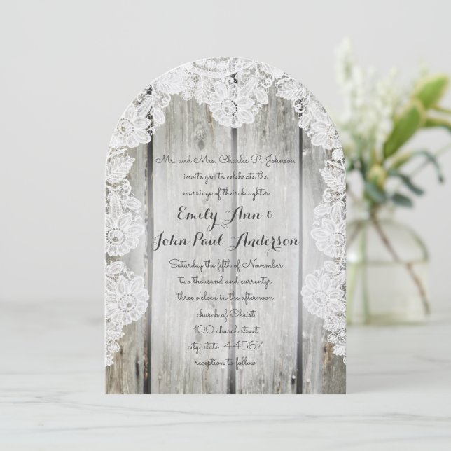 Rustikale Imitate Lace Barn Wood Wedding Einladung (Stehend Vorderseite)