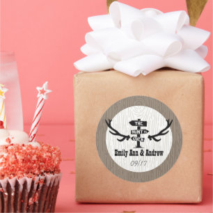 Rustikale Jagd ist über Barnwood Save the Date Sie Runder Aufkleber