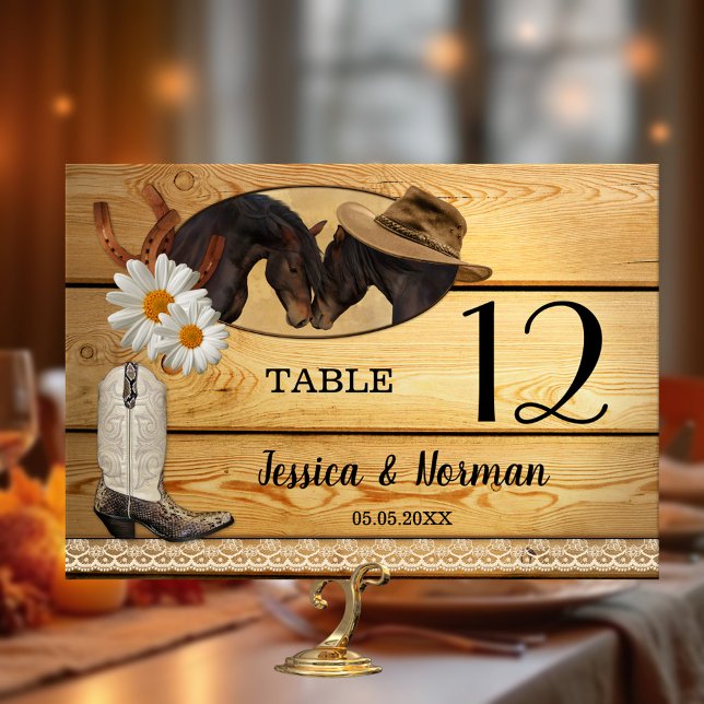 Rustikale Land- und Western-Tischnummer Tischnummer (Wedding table number card with a country and western theme, featuring two horses on rustic wood)