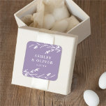 Rustikale Lavendel Wildblume Gastgeschenk Hochzeit Quadratischer Aufkleber<br><div class="desc">Dieser hübsche,  rustikale Aufkleber mit Gastgeschenk Hochzeit ist mit einem hübschen,  lila Lavendel mit weißen Wildblumen und eleganter Typografie gestaltet. Es ist das perfekte Design für eine rustikale,  elegante Hochzeit und koordiniert mit unserer rustikalen Wildblume-Kollektion...  Weitere Informationen finden Sie in der Designsammlung.</div>