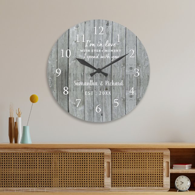 Rustikale Liebe für Grauholz anlässlich eines Hoch Große Wanduhr (Rustic Gray Wood Love Quote Wedding Anniversary Large Clock)