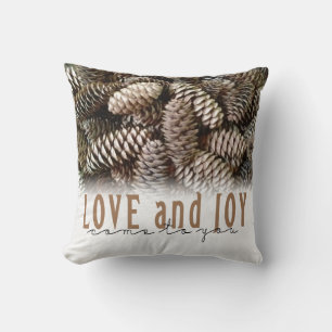 Rustikale Liebe und Joy Pine Cone Kissen