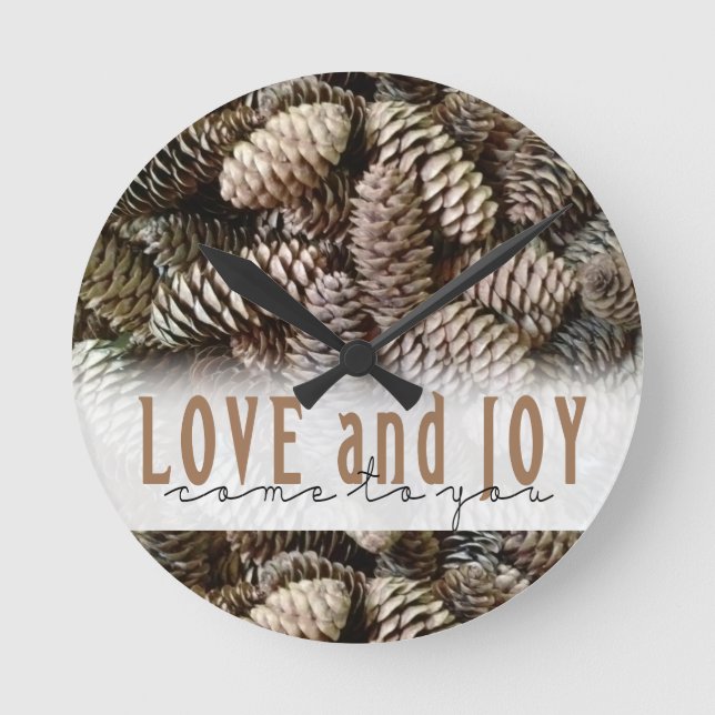Rustikale Liebe und Joy Pine Cone Runde Wanduhr (Vorderseite)