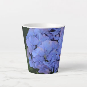 Rustikale Lila Hydrangea makrophylla Milchtasse