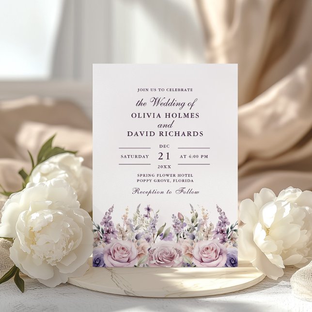 Rustikale Lilac und Mauve Floral Wedding Einladung (Rustic Lilac and Mauve Floral Wedding Invitation on a boho table with white peonies.)