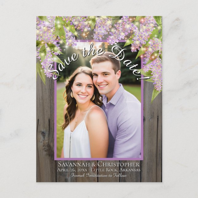 Rustikale Lilacs auf Holz Foto Hochzeit speichern  Ankündigungspostkarte (Vorderseite)
