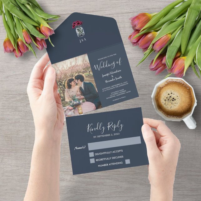 Rustikale Mason Jar Monogramm Foto Blau Hochzeit All In One Einladung (Rustic navy blue mason jar all in one wedding invitation.)