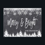 Rustikale Merry- und Bright-Karton-Typografie Ankündigungspostkarte<br><div class="desc">Elegantes Design mit einer eleganten,  modernen Typografie von "Merry and Bright" auf einem Kalkboard-Hintergrund mit Schneeflocken und Bäumen. Verwenden Sie das Tool Anpassen,  um Ihre Informationen,  Nachrichten hinzuzufügen. Mehr Ideen in meiner Weihnachts-Foto-Sammlung.</div>